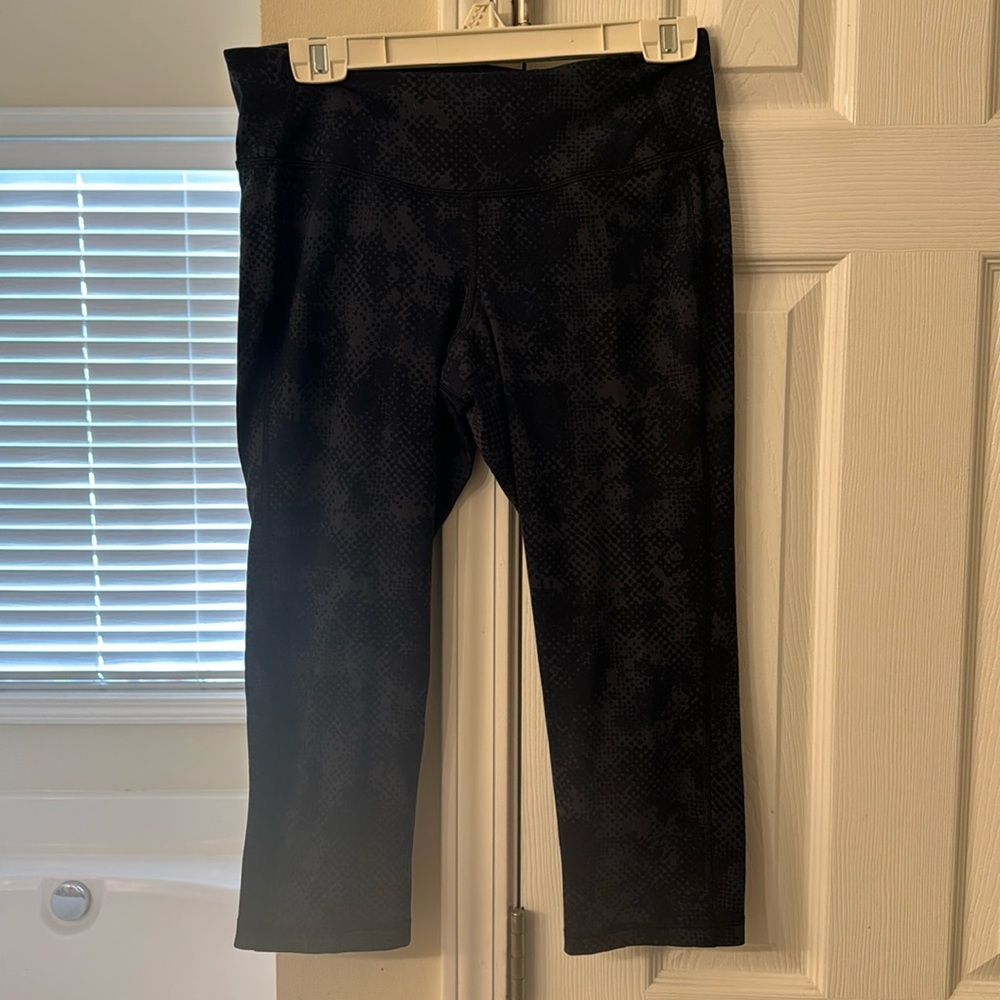 Old navy active snakeskin capri leggings
